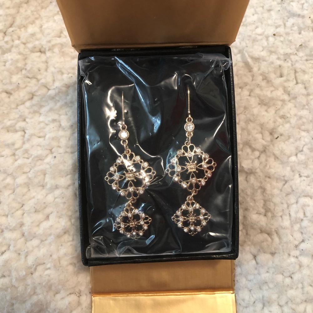 Beautiful, Gold & diamond dangling earrings!